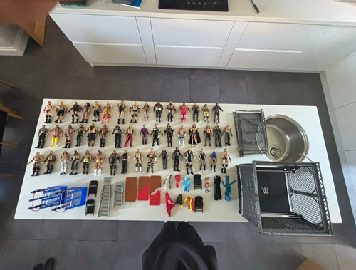 Wwe massive lot wrestlers - wwe, 47